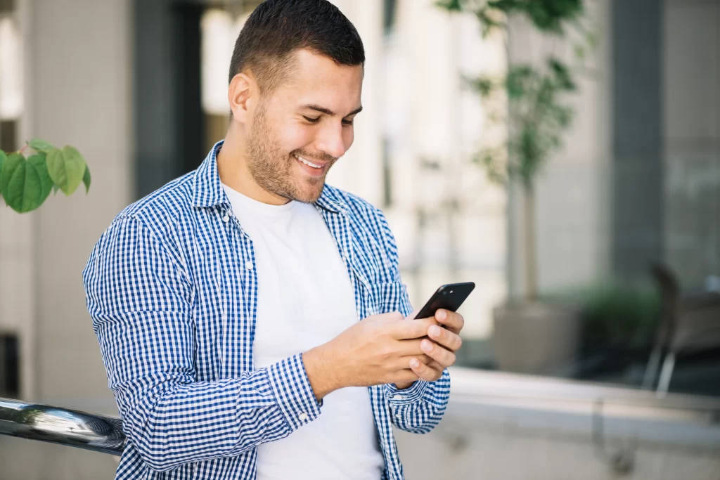 Joven llama a la nueva linea nacional de intención al cliente de Previsalud